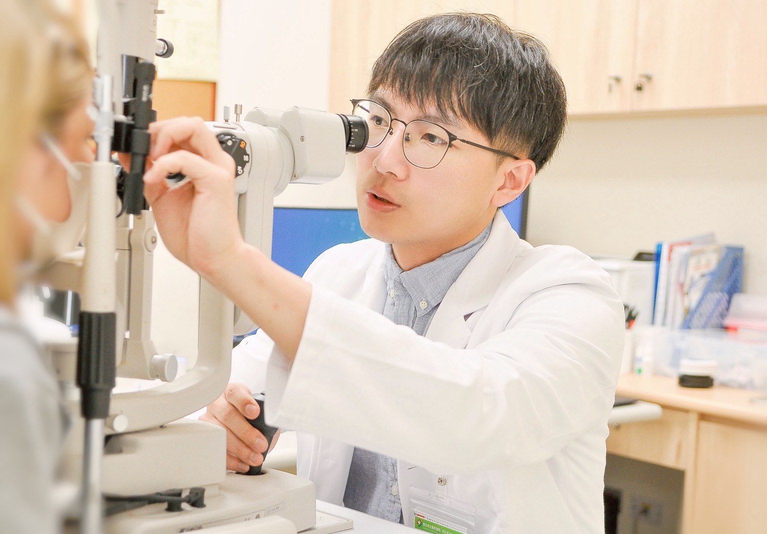 眼睛紅紅別再撐！醫師警告：拖久恐變「角膜水腫、視力受損」