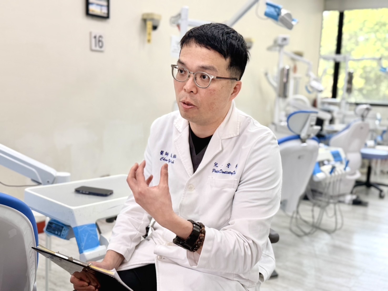 小五生跌倒門牙掉  父靠「咖啡牛奶」應急救牙？  醫：黃金30分鐘是關鍵